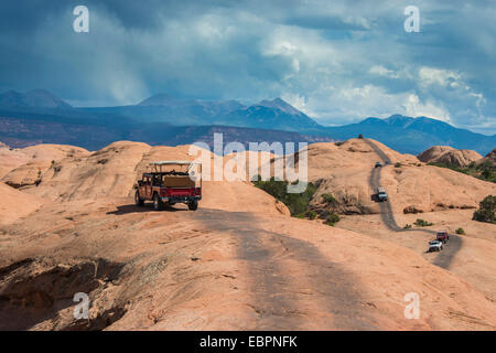 Hummer guida su Slickrock trail. Moab, Utah, Stati Uniti d'America, America del Nord Foto Stock
