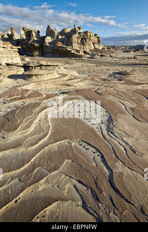 Gli strati di roccia in badlands, Bisti deserto, Nuovo Messico, Stati Uniti d'America, America del Nord Foto Stock