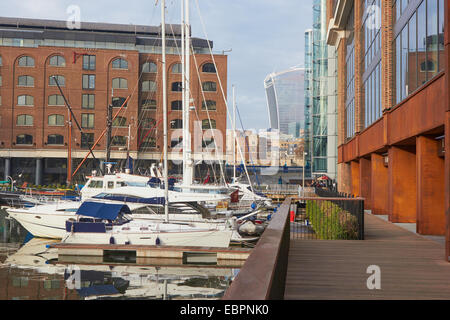 Appartamenti lussuosi yacht e barche in St Katherine Docks marina east London Inghilterra Europa Foto Stock