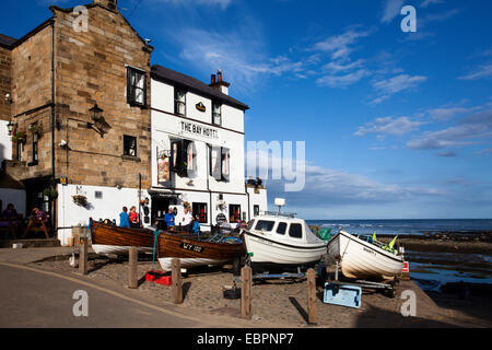 Barche da pesca sul Dock a Robin cappe Bay, Yorkshire, Inghilterra, Regno Unito, Europa Foto Stock