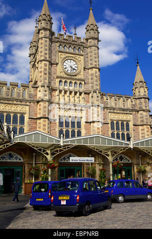 La stazione ferroviaria di Bristol Temple Meads con taxi fuori, Bristol, Inghilterra, Regno Unito, Europa Foto Stock