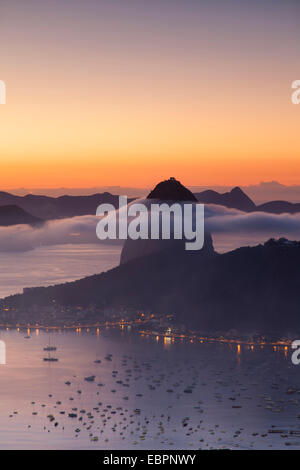 Sugarloaf Mountain (Pao de Acucar) all'alba, Rio de Janeiro, Brasile, Sud America Foto Stock