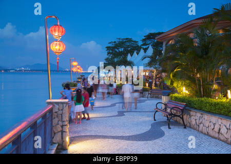 La gente camminare lungo la passeggiata al tramonto, Discovery Bay, Lantau, Hong Kong, Cina, Asia Foto Stock