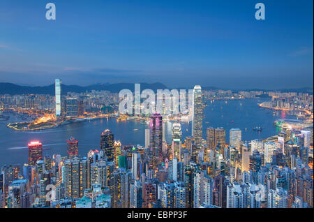 Vista di Kowloon e Hong Kong Island da Victoria Peak al crepuscolo, Hong Kong, Cina, Asia Foto Stock