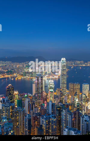 Vista di Kowloon e Hong Kong Island da Victoria Peak al crepuscolo, Hong Kong, Cina, Asia Foto Stock