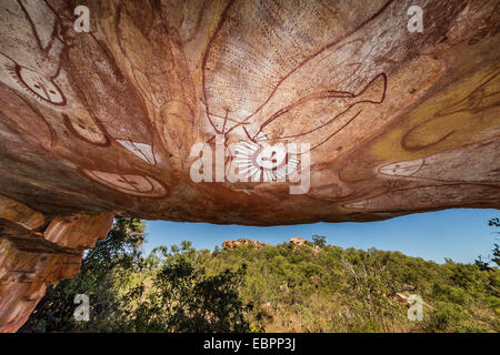 Aborigeni grotta Wandjina artwork in Grotte di arenaria a punto raft, Kimberley, Australia occidentale, Australia Pacific Foto Stock