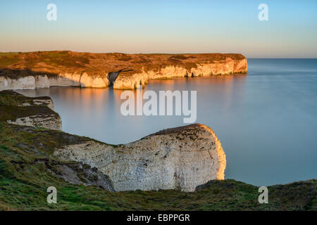 Sunrise over Selwicks Bay, Flamborough Head, East Yorkshire, Yorkshire, Inghilterra, Regno Unito, Europa Foto Stock