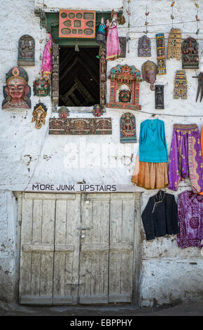 Shopping per souvenir in Leh, Ladakh Himalaya, India, Asia Foto Stock