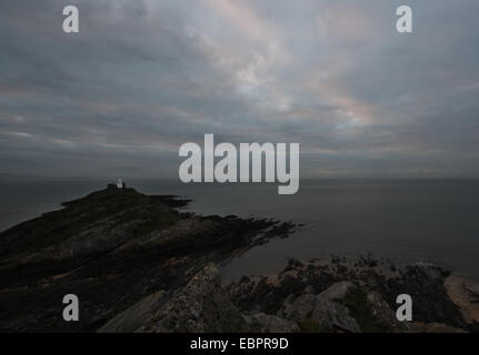 Testa di Mumbles, Swansea, South Wales, Regno Unito. Il 4 dicembre 2014. L'alba Mumbles è riparata da sottili nuvole permettendo i bei colori di inverno per essere visto. Esso dovrebbe essere un altro ancora soleggiata giornata fredda nella maggior parte delle aree intorno a Swansea. Credito: Paolo Gareth Sands/Alamy Live News Foto Stock