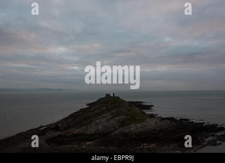 Testa di Mumbles, Swansea, South Wales, Regno Unito. Il 4 dicembre 2014. L'alba Mumbles è riparata da sottili nuvole permettendo i colori dell'inverno per essere visto. Esso dovrebbe essere un altro ancora soleggiata giornata fredda nella maggior parte delle aree intorno a Swansea. Credito: Paolo Gareth Sands/Alamy Live News Foto Stock