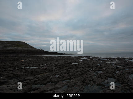 Testa di Mumbles, Swansea, South Wales, Regno Unito. Il 4 dicembre 2014. L'alba Mumbles è riparata da sottili nuvole permettendo i colori dell'inverno per essere visto. Esso dovrebbe essere un altro ancora soleggiata giornata fredda nella maggior parte delle aree intorno a Swansea. Credito: Paolo Gareth Sands/Alamy Live News Foto Stock