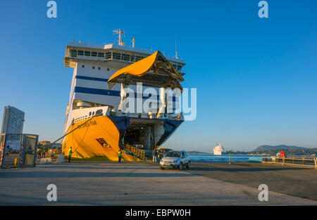 Il giallo di roll-on roll-off ro traghetti Ro con prua sollevata, Tolone, Francia Foto Stock