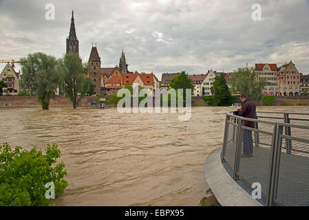 Alluvione del fiume Danubio a Ulm, uomo l'invio di SMS, GERMANIA Baden-Wuerttemberg, Ulm Foto Stock