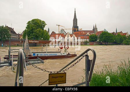 Alluvione del fiume Danubio a Ulm in traghetto in foregrpund, GERMANIA Baden-Wuerttemberg, Ulm Foto Stock