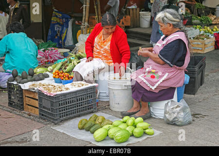 Due donne al posto di mercato, Messico, Tepoztln Foto Stock