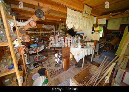 Tradizionale svedese fleamarket Loppis in un vecchio fienile, Svezia, Gotland Foto Stock