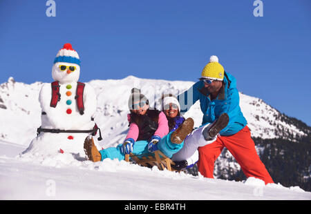 La famiglia a sport invernali, Francia Foto Stock