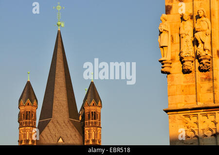 Sculture presso il municipio di torre, steeple lordi di St Martin in background, in Germania, in Renania settentrionale-Vestfalia, Colonia Foto Stock