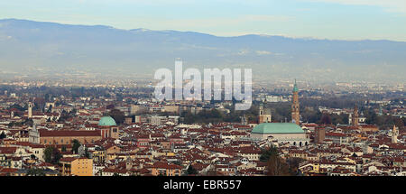 Panorama della città di Vicenza con la grande basilica Palladiana e le montagne sullo sfondo Foto Stock