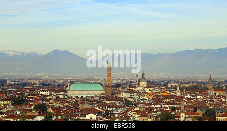 Panorama della città di Vicenza con la grande basilica Palladiana e le montagne sullo sfondo Foto Stock