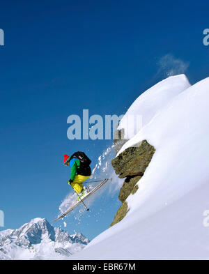 Sciatore in neve fresca presso la stazione sciistica di Sainte Foy Tarentaise, sullo sfondo il Mont Blanc, Francia, Savoie, Tarentaise Foto Stock