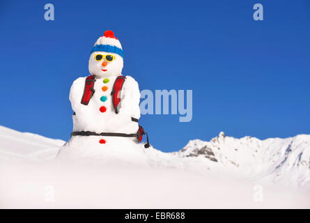 Pupazzo di neve con cappellino nella nazionale francese colori e zaino, Francia Foto Stock