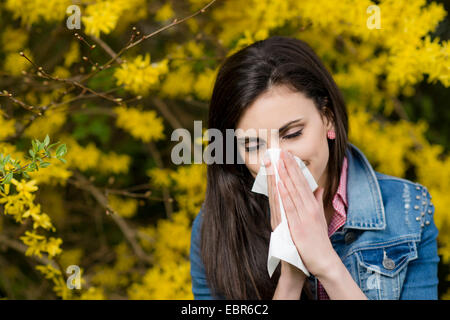 Giovane donna con rinite allergica Foto Stock