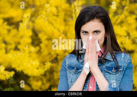 Giovane donna con rinite allergica Foto Stock