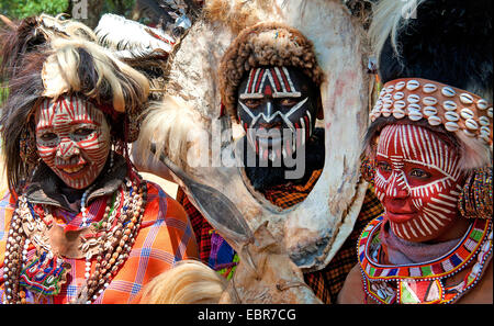 Tradizionale il popolo kikuyu con la loro faccia ornamento, Kenya Foto Stock