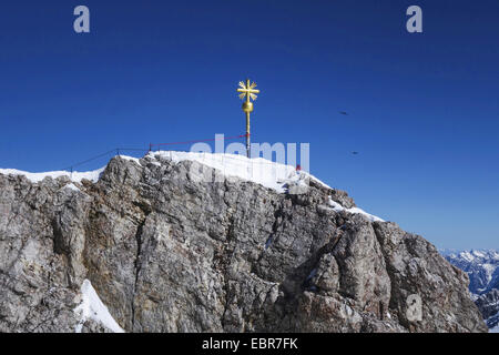 Vista della croce di vetta dello Zugspitze, in Germania, in Baviera, Alta Baviera, Baviera superiore Foto Stock