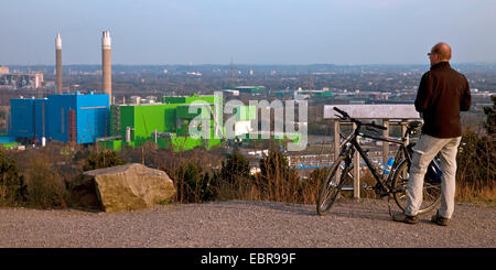 Uomo con bicicletta godendo la vista dalla pila bloccato Hoppenbruch, in Germania, in Renania settentrionale-Vestfalia, la zona della Ruhr, Herten Foto Stock
