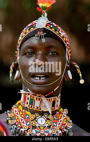 Ritratto di un orgoglioso Samburu uomo in abito tribale, Kenya Foto Stock