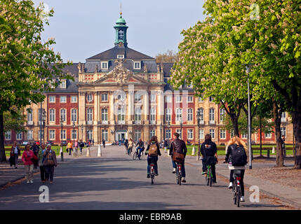 I ciclisti nella parte anteriore del palazzo e Università di Muenser, in Germania, in Renania settentrionale-Vestfalia, Muenster Foto Stock