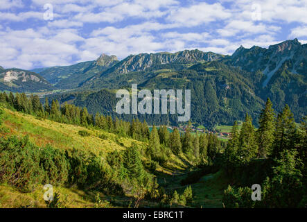 Vista da Krinnenspitze a Valle di Tannheim e montagne di Tannheim, Austria, Tirolo, brunst Foto Stock