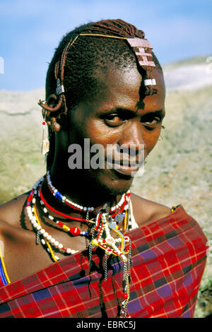 Ritratto di un Samburu uomo in abbigliamento tradizionale, Tanzania Foto Stock