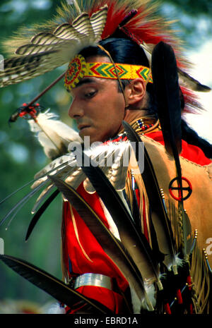 Mohicano con il tipico copricapo di piume e face painting al Pow Wow nella prenotazione di Kahnawake, Canada, Queebec, Montreal Foto Stock