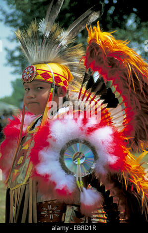Mohicano con il tipico copricapo di piume e abbigliamento tradizionale al Pow Wow nella prenotazione di Kahnawake, Canada, Queebec, Montreal Foto Stock