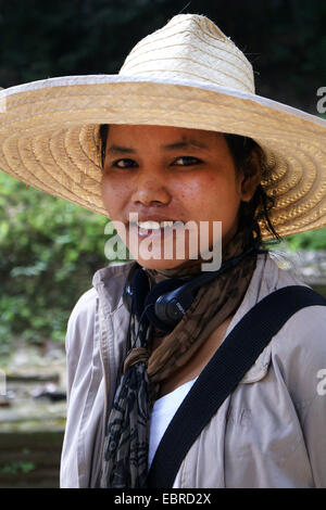 Ritratto di una giovane donna cambogiano che indossa un cappello di paglia, Cambogia Siem Reap Foto Stock