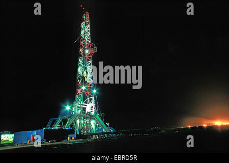 Impianto di perforazione e la combustione di gas naturale di notte, Iraq, Ahwaz Foto Stock