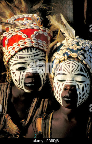 Due ragazze con tipica Pittura del viso ad una festa Vodun, Costa d'Avorio Foto Stock