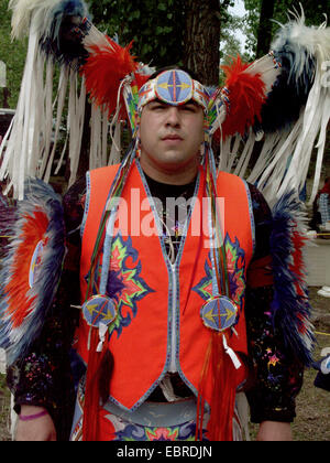 Mohicano con il tipico copricapo di piume e abito culturale al Pow Wow nella prenotazione di Kahnawake, Canada, Queebec, Montreal Foto Stock