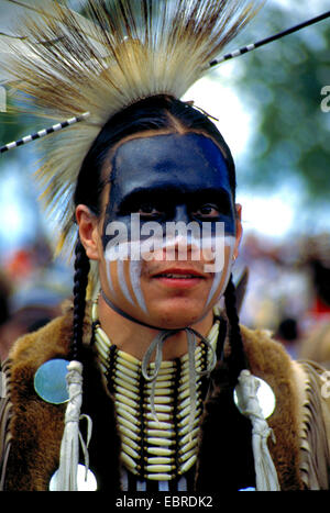 Mohicano con il tipico copricapo di piume e face painting al Pow Wow nella prenotazione di Kahnawake, Canada, Queebec, Montreal Foto Stock