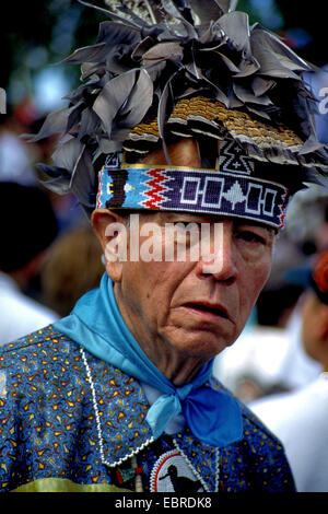 Mohicano con copricapo di piume al Pow Wow nella prenotazione di Kahnawake, Canada, Queebec, Montreal Foto Stock