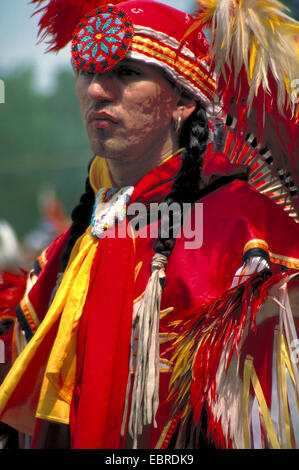 Mohicano con il tipico copricapo di piume e abito culturale al Pow Wow nella prenotazione di Kahnawake, Canada, Queebec, Montreal Foto Stock