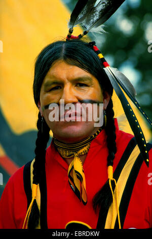 Mohicano con il tipico copricapo di piume e face painting al Pow Wow nella prenotazione di Kahnawake, Canada, Queebec, Montreal Foto Stock