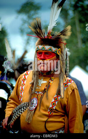 Mohicano con il tipico copricapo di piume e face painting al Pow Wow nella prenotazione di Kahnawake, Canada, Queebec, Montreal Foto Stock