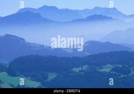 Vista in direzione di Radstadt Tauern a nebbia di mattina, visto da vicino Kranzhorn, Austria, Chiemgauer Alpen, Walchseegebiet Foto Stock