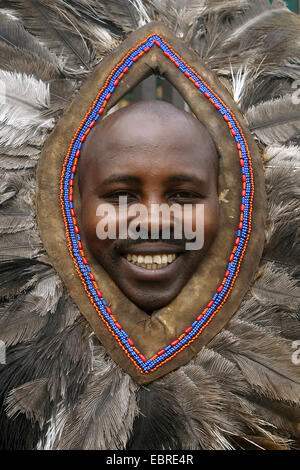 Guerriero masai con tradizionale copricapo, Kenia Masai Mara Foto Stock