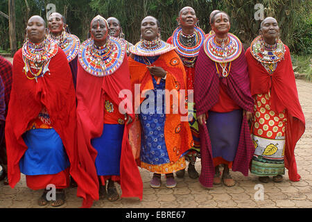 Massai gruppo con abbigliamento tradizionale, Kenia Masai Mara Foto Stock