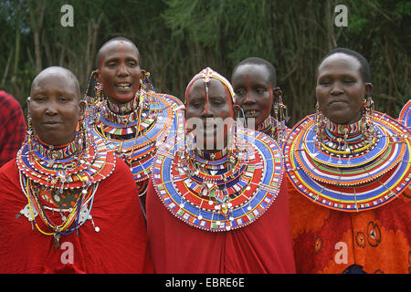 Massai gruppo con abbigliamento tradizionale, Kenia Masai Mara Foto Stock